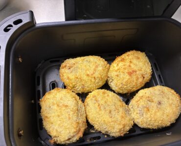 揚げ油を使わないでコロッケを作る。